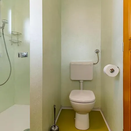 4 Bedroom Gorgeous In Holiday home *