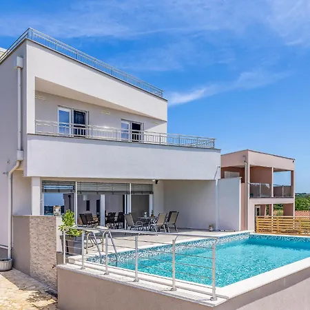 Holiday home 4 Bedroom Gorgeous In Pomer