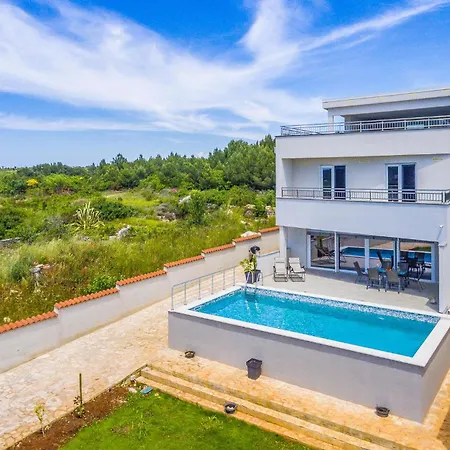 4 Bedroom Gorgeous In Pomer