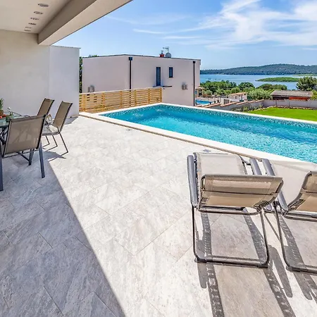 Holiday home 4 Bedroom Gorgeous In Pomer