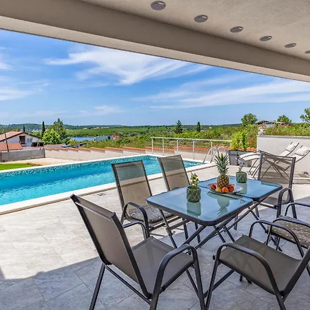 4 Bedroom Gorgeous In Pomer