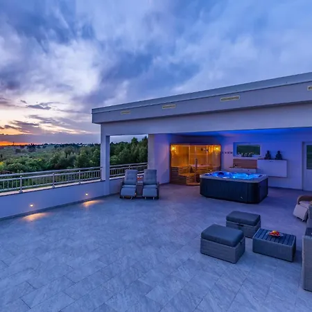 4 Bedroom Gorgeous In Holiday home Pomer