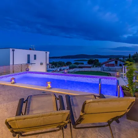 Holiday home 4 Bedroom Gorgeous In Pomer