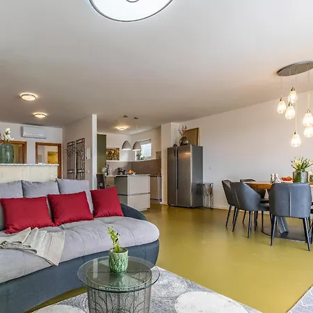 Holiday home 4 Bedroom Gorgeous In Pomer