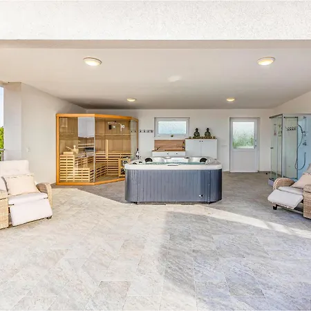 4 Bedroom Gorgeous In * Pomer