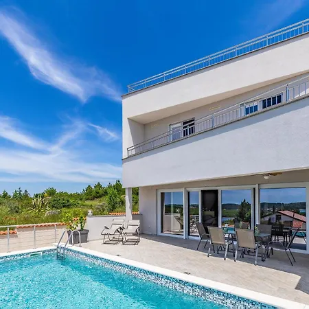 4 Bedroom Gorgeous In Holiday home *